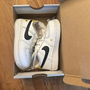 Nike FORCE 1 LV8 size 7C